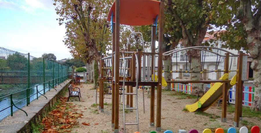 Neda invierte 40.000 euros en renovar del suelo de los parques infantiles de Santa María y Albarón