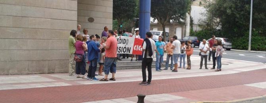 Protesta de la CIG para exigir la readmisión de una trabajadora en Samyl