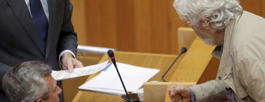 Beiras golpea el escaño de Feijóo y  le exige que muestre “algo de decencia”