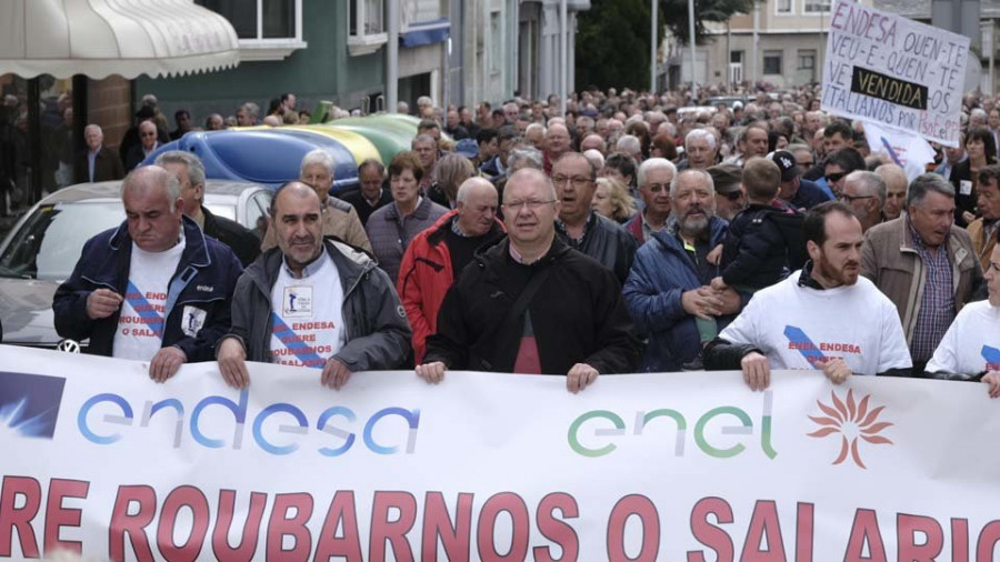 Multitudinaria manifestación en As Pontes contra los recortes de Endesa