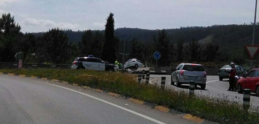 Un hombre fallece en Cee al sufrir una parada cardiaca mientras conducía su coche