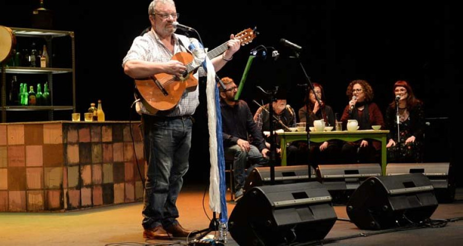 Un Teatro Jofre lleno hasta la bandera canta con Manolo Bacalhau la música de taberna