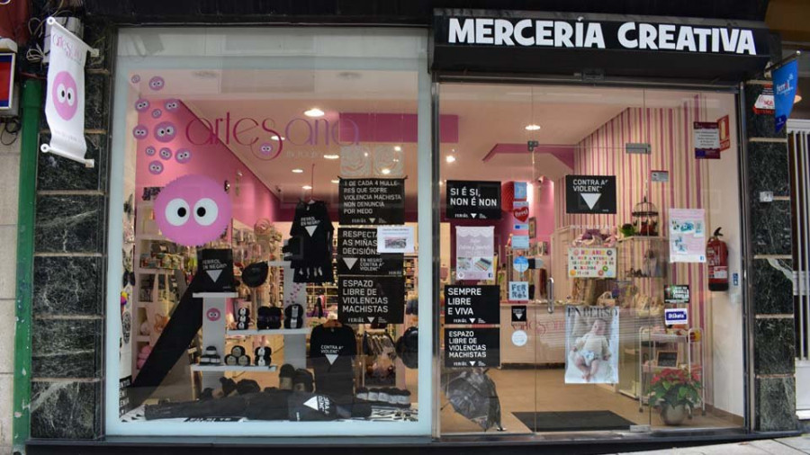 Artesana Mercería Creativa gana el primer concurso de escaparates “Ferrol en Negro” del 25 N