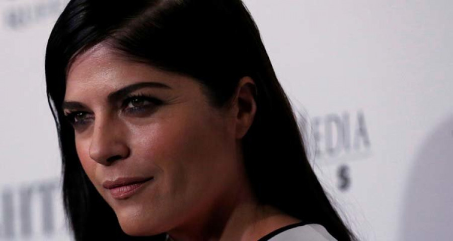 Selma Blair mezcla alcohol y medicamentos en pleno vuelo