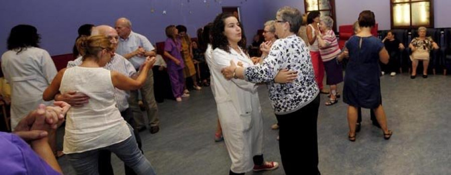 Usuarios y familiares del centro de día de AFAL festejaron su aniversario