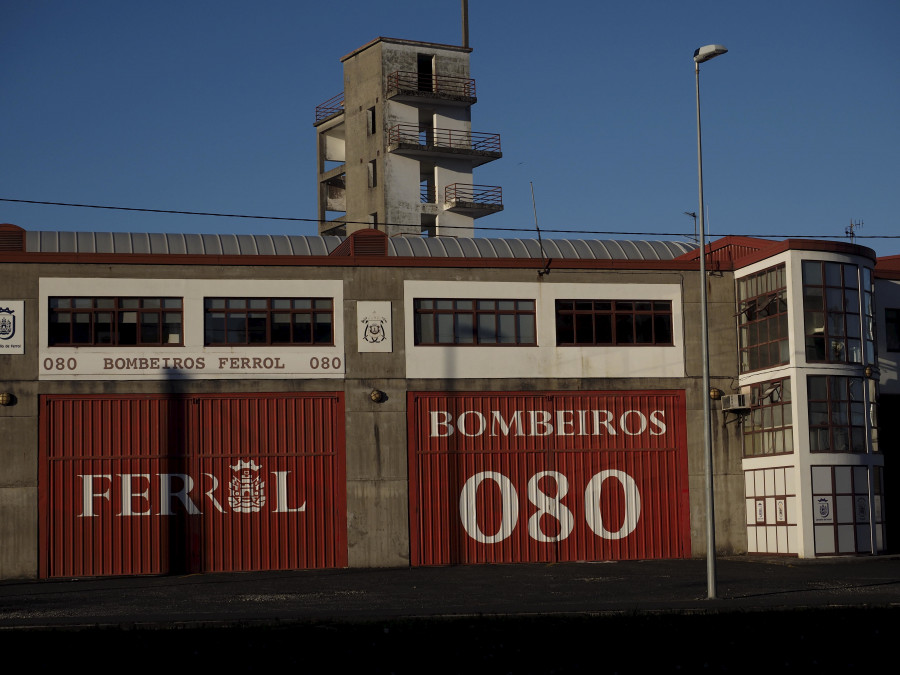 Trasladan al hospital a tres personas causa de un incendio en la cocina de su vivienda de Ferrol