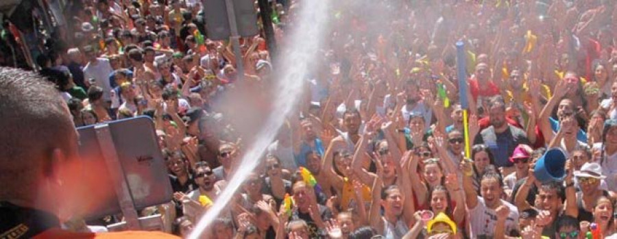 Miles de personas llenan Vilagarcía en la Fiesta del Agua más multitudinaria