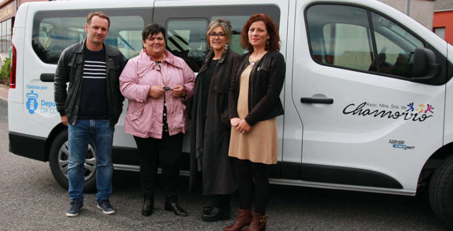 La Diputación entrega un vehículo adaptado a la asociación Chamorro