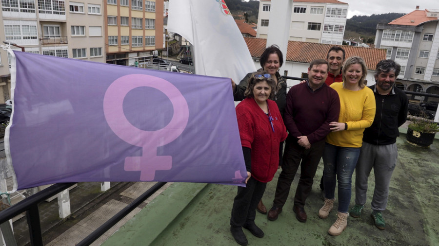 Arriados de bandera y exposiciones abren las programaciones del 8M