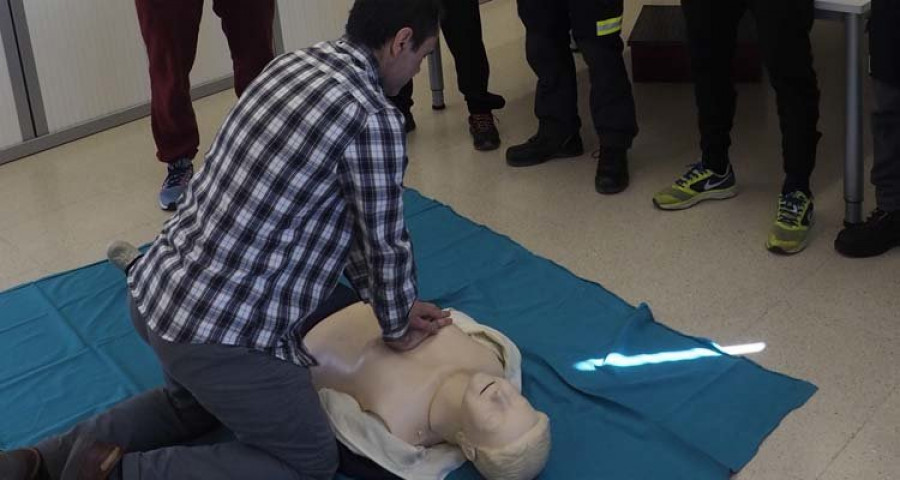 Los bomberos aprenden maniobras de reanimación y el manejo de desfibriladores