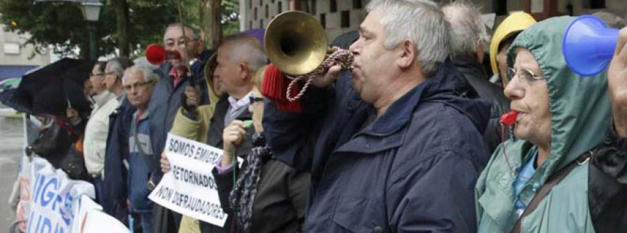 Los emigrantes retornados muestran su rabia por las multas de Hacienda