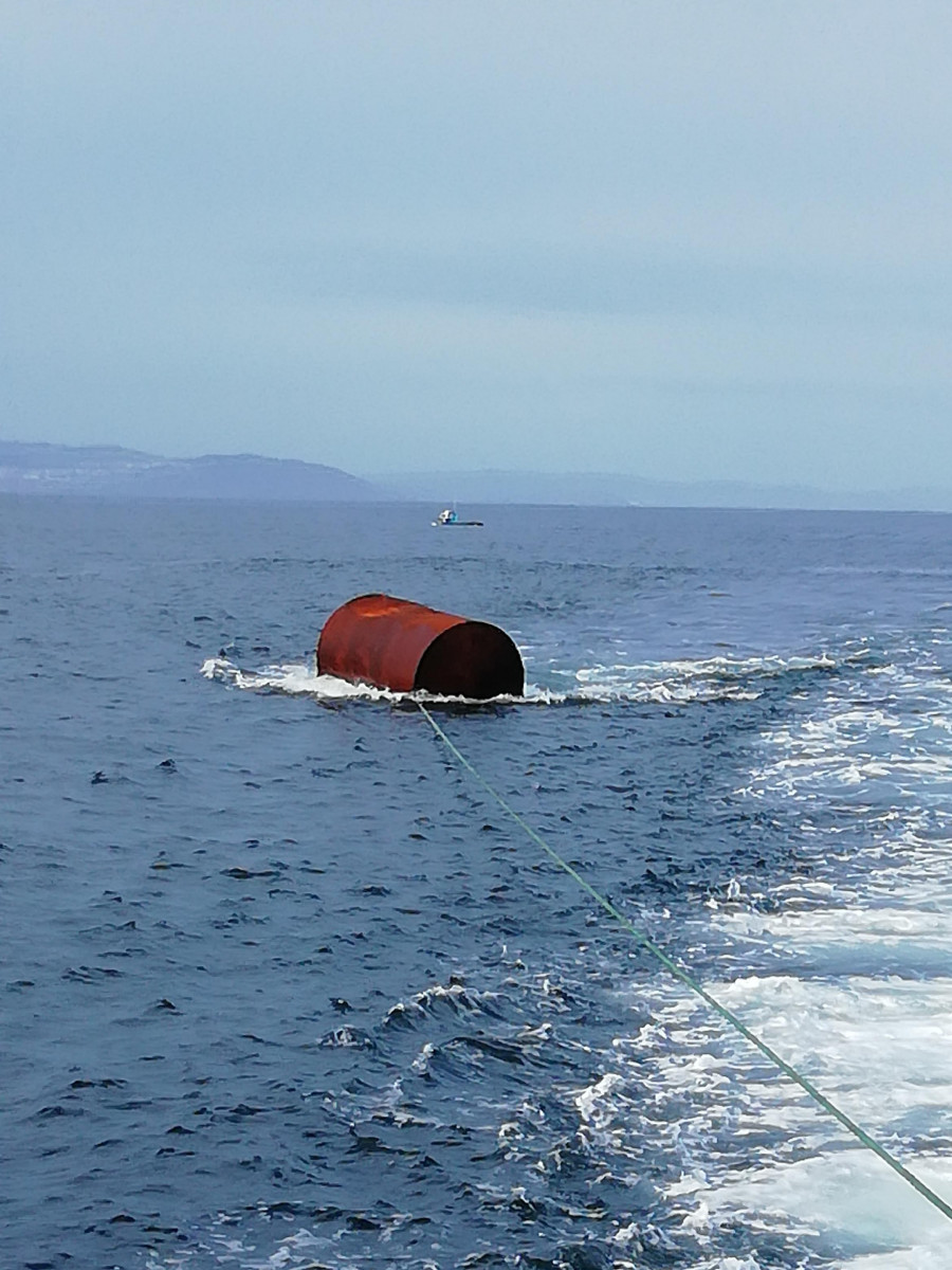 Salvamento Marítimo retira un tanque cilíndrico en la Ría de Ares