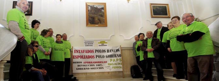 Afectados por preferentes se encierran en el Concello para reclamar su dinero