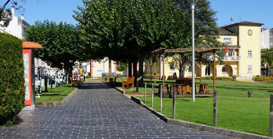 El Concello de As Pontes mejora el pavimento de los  accesos al parque municipal