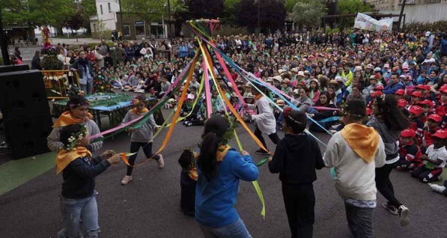 Intensa xornada de convivencia entre escolares arredor de gran Festa dos Maios na Praza de España
