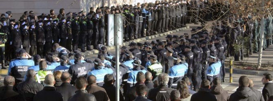 Compañeros y familiares despiden al agente lazado al tren por un inmigrante