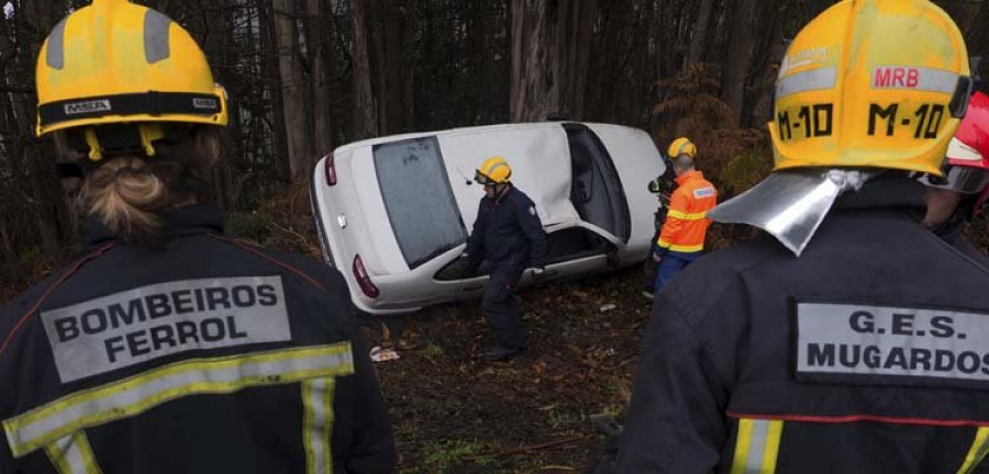 Una mujer sufre una salida de 
vía en Valdoviño y es evacuada ayudada por otros conductores