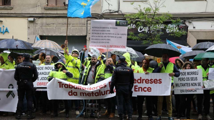 Los trabajadores de Ence protestan frente a la sede del PSOE en Madrid