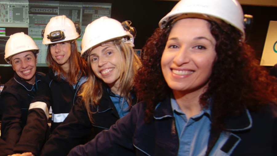 Técnicas de Endesa visitan varios colegios de Ferrol por el Día de la Mujer en la Ciencia