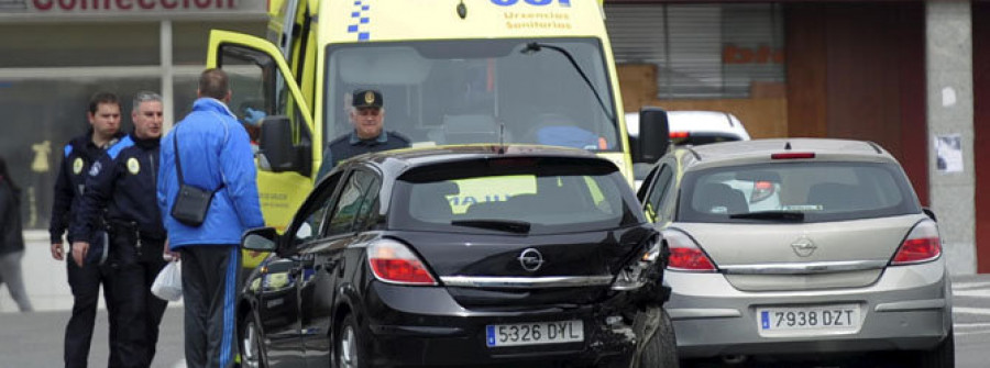 Trasladan al hospital a una persona tras sufrir un accidente de coche tras una indisposición