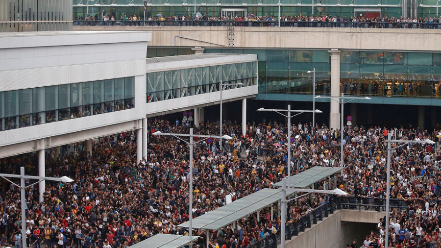 Las protestas independentistas bloquean El Prat y obligan a cancelar cien vuelos