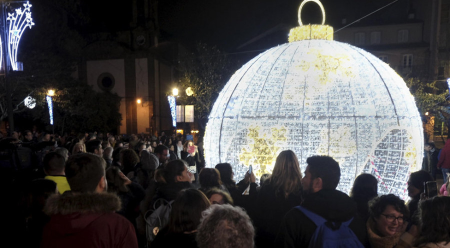 El tradicional encendido navideño atrajo a cientos de personas a la calle