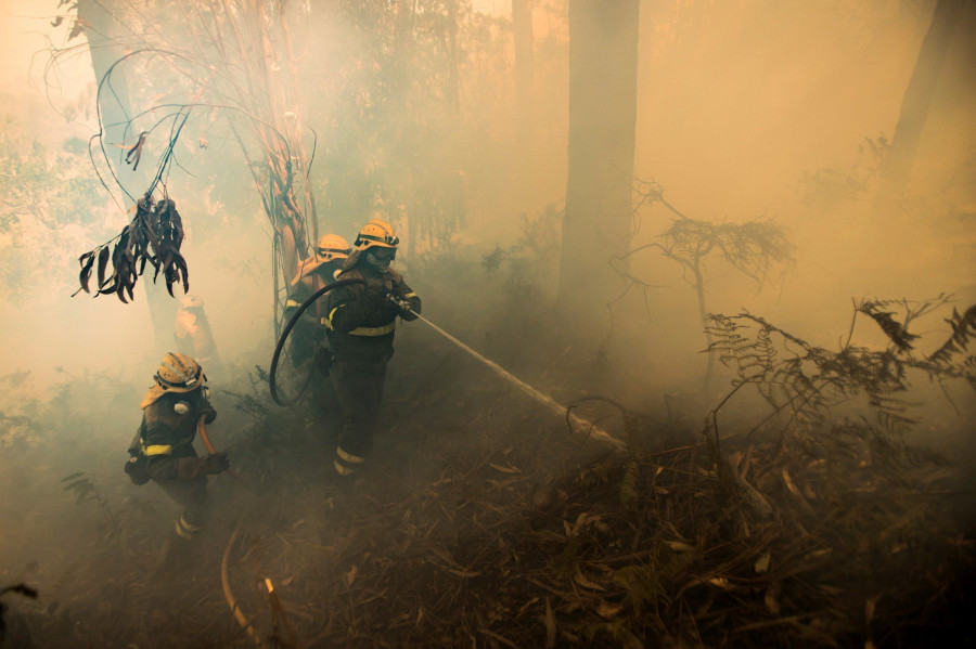 Galicia sufre la primera ola de incendios del verano con más de 500 hectáreas arrasadas y dos fuegos aún activos