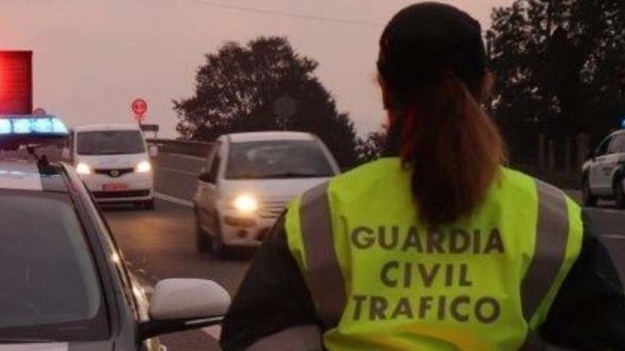 Una conductora intercepta a un vehículo que circulaba en zigzag y alerta a la Guardia Civil