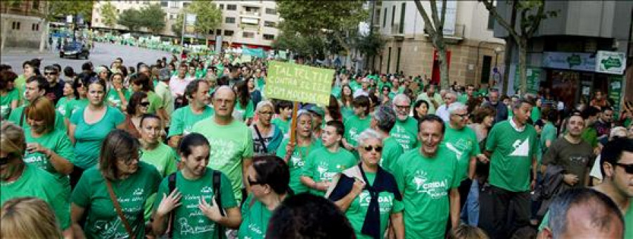 Miles de personas abarrotan Palma en apoyo a la huelga de los docentes