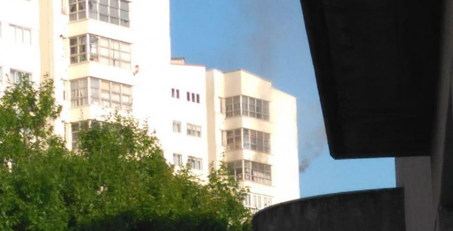 La humareda de un incendio en Caranza provoca gran revuelo entre los vecinos