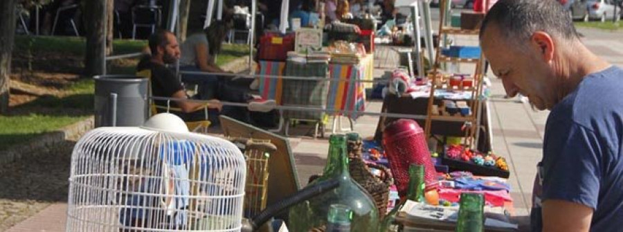 El buen tiempo favoreció la afluencia al I Mercadillo ASCM, ayer en el puerto