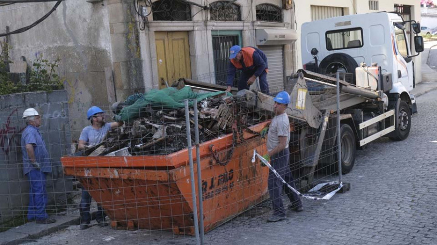 El Concello actúa en el edificio que sufrió dos incendios en Ferrol Vello