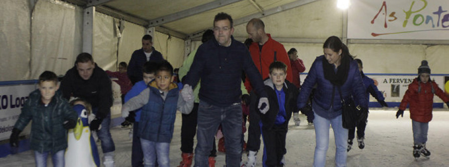 Las pista de hielo de As Pontes atrae el interés de las familias estas fiestas