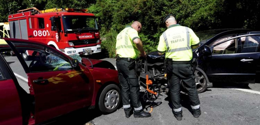 Dos personas resultan heridas en Barallobre al chocar dos coches