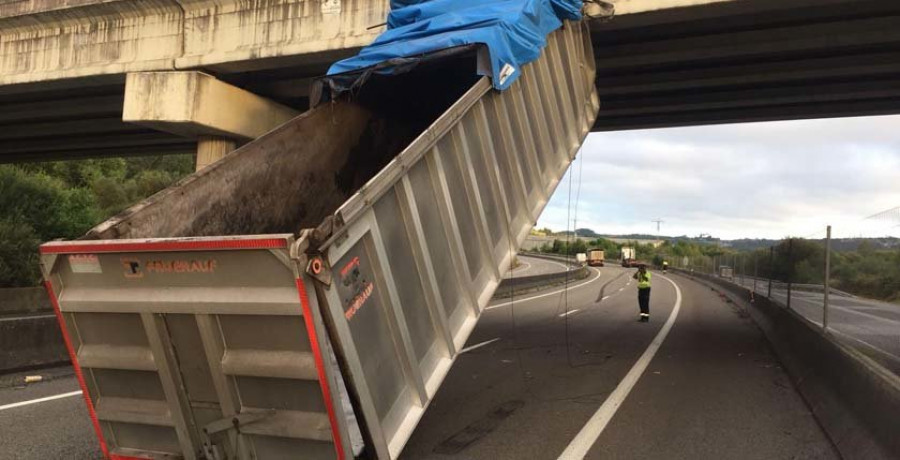 Un camión pierde su caja en mitad de la autovía al colisionar contra un puente