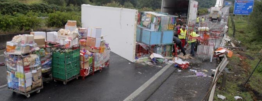 Dos accidentes cortan al tráfico la AP-9 y la A-6, mientras que  la niebla vuelve a cerrar la A-8