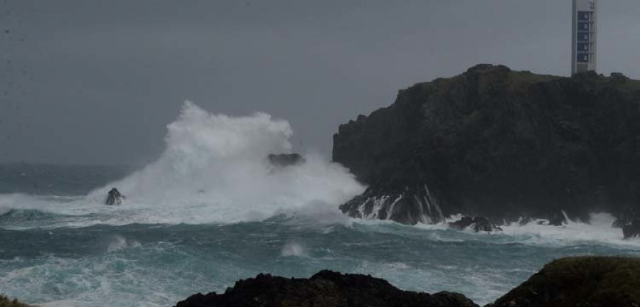 La primera jornada de temporal de viento y olas deja pequeñas incidencias en la comarca