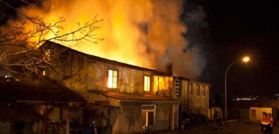 El fuego destruye una casa habitada en Fene y otra ruinosa en Ferrol Vello