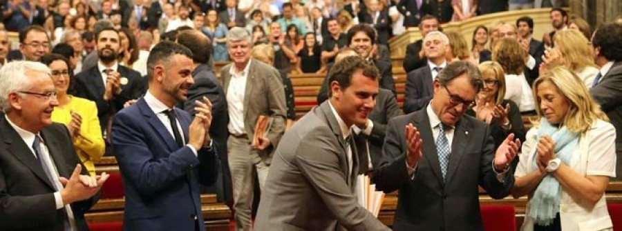 El Parlament aprueba la ley para que Mas convoque la consulta del 9-N