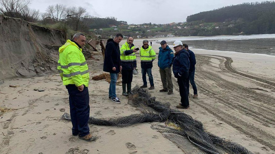 El oleaje rompe la empalizada de madera que protegía las dunas en la playa de Cedeira