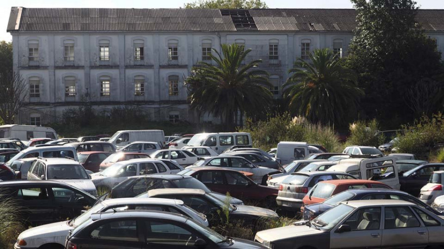Más de 700 coches esperan el desguace en el patio del cuartel Sánchez Aguilera