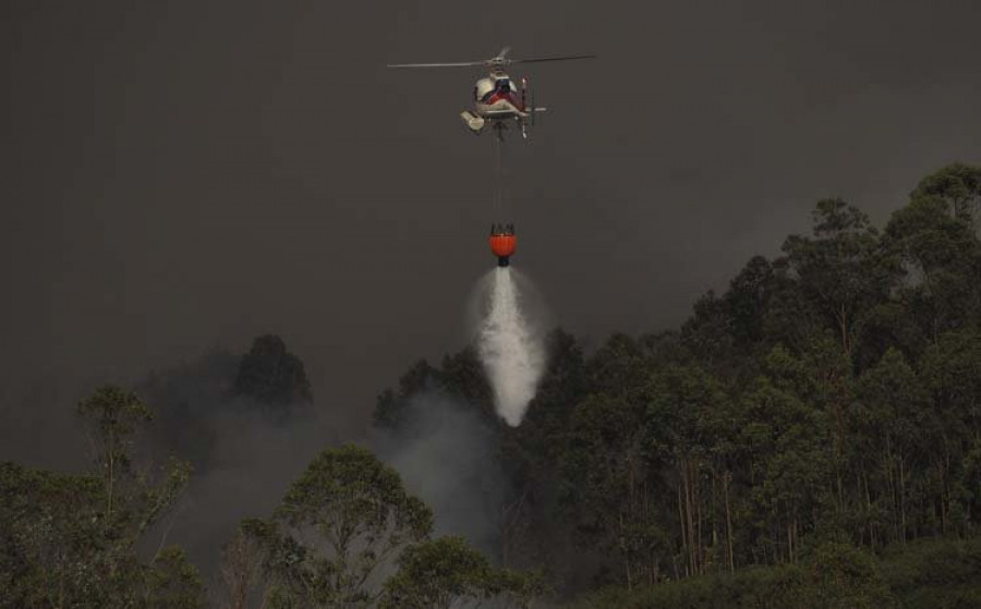 Varias viviendas en alerta por un incendio entre Ferrol y Narón