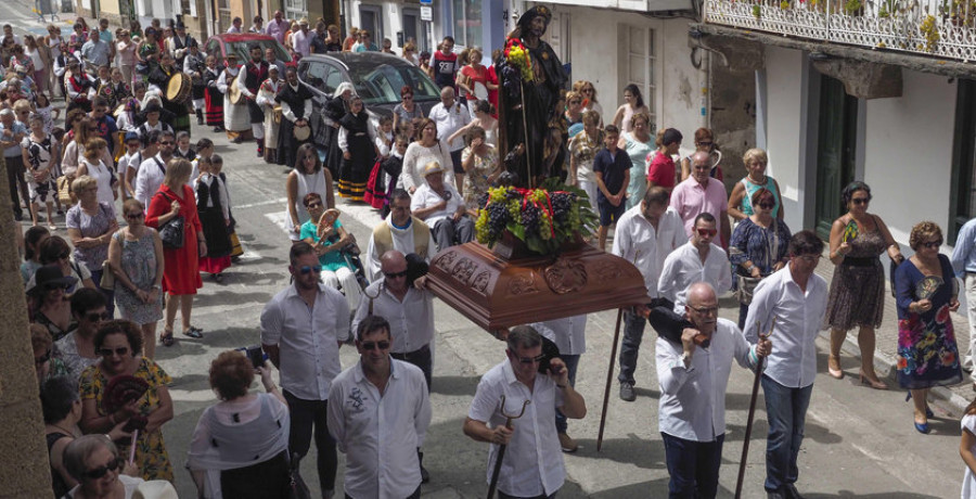 Ares culmina las fiestas de San Roque con el reparto de las uvas