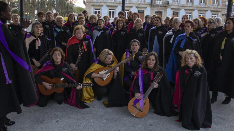 “Ya somos 36 integrantes en la rondalla, pero estamos deseando que se unan más mujeres jóvenes a nuestra iniciativa”