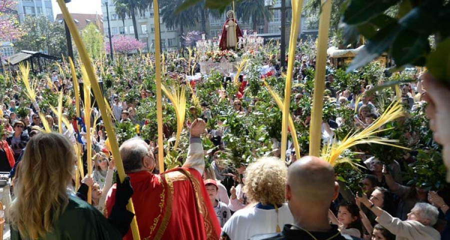 La bendición de las palmas anima un soleado arranque de la Semana Santa