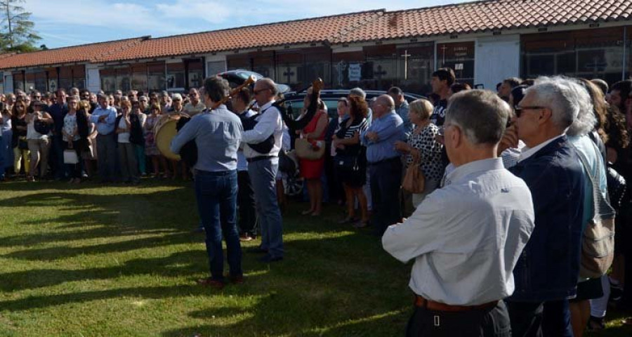 Multitudinaria y emotiva despedida en Catabois al gaiteiro y luthier Antón Varela