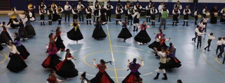 Pontedeume acude un año más, y ya van 32, a su cita con la “muiñeira”