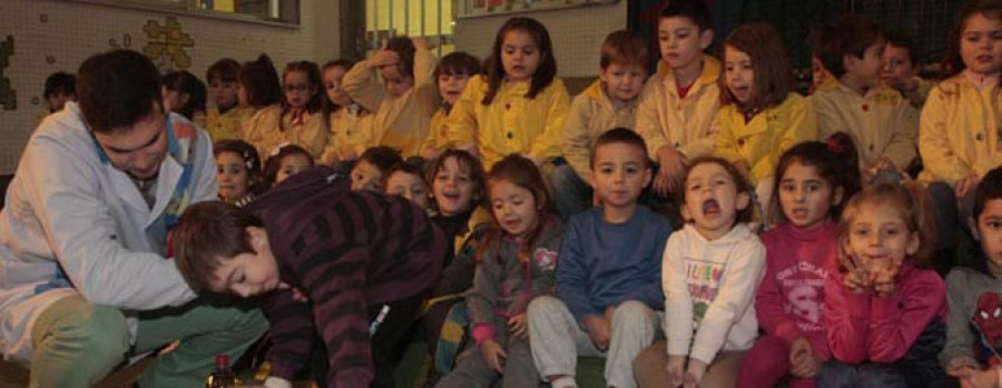 NARÓN - Alumnos del CEIP A Solaina y Vida Activa hicieron entrega de víveres a la Cocina Económica