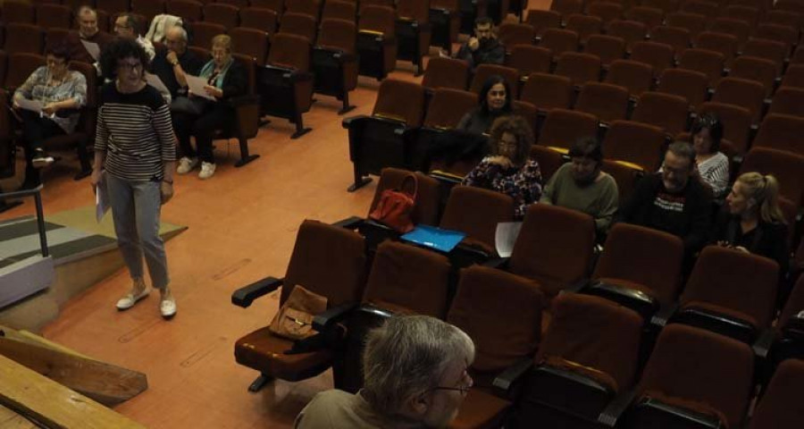 La “inactividad política” 
de la ciudad se abordó en 
una asamblea de críticos