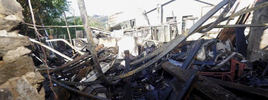 Los daños materiales en la bodega incendiada en Fene superan los 24.000 euros, según el afectado